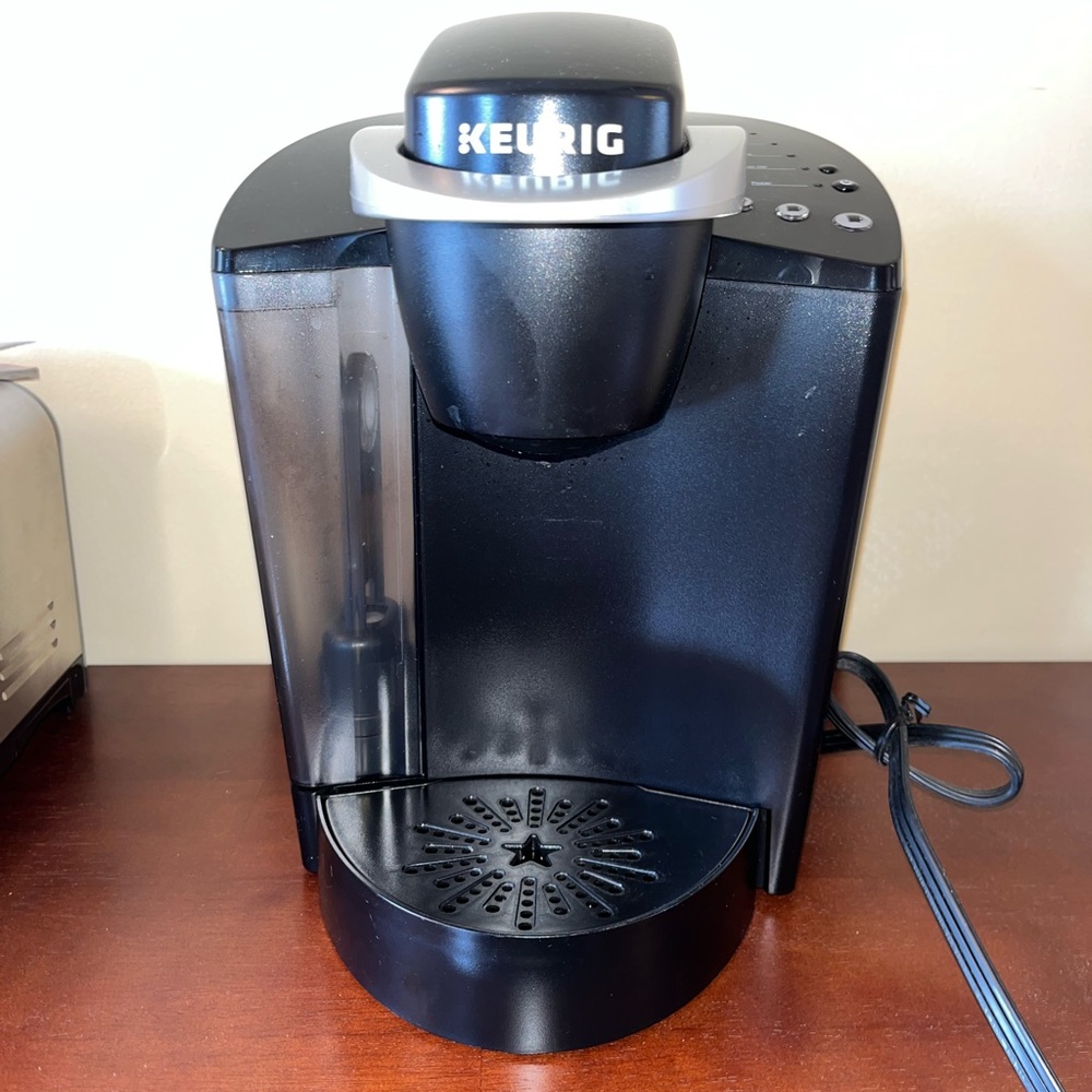 Gently used 6, 8, and 10 oz Keurig with 48 oz water reservoir